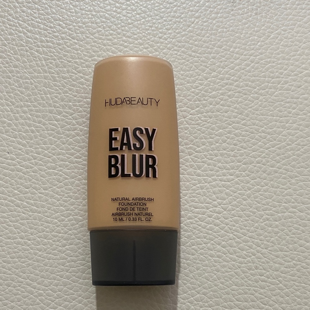 HUDA BEAUTY Easy Blur Foundation - Tan